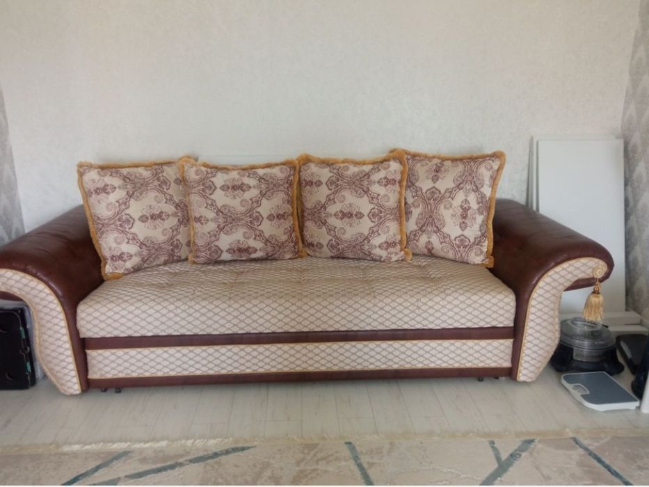 Диван с подушками