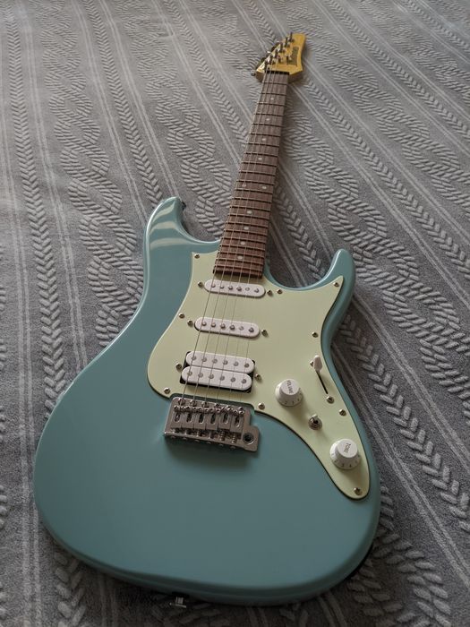 Chitara electrica Ibanez AZES40 HSS cu upgrades si husa