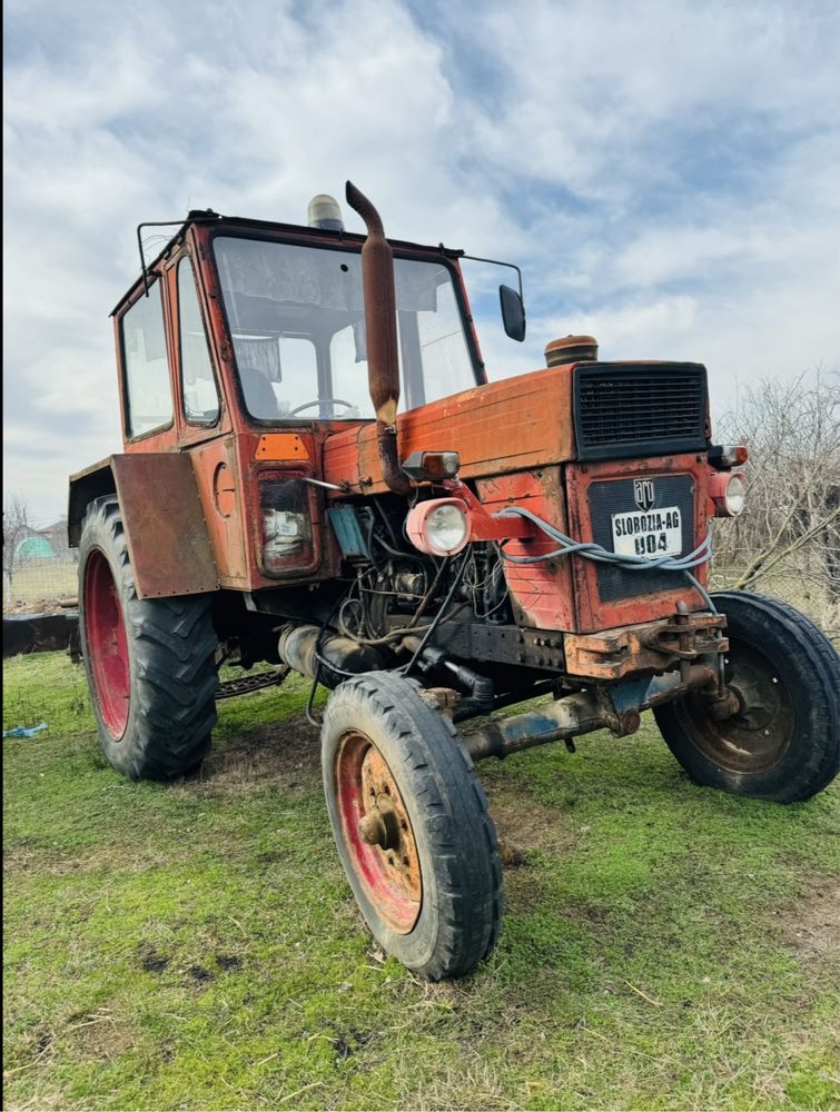 Vand tractor U650 cu utilaje