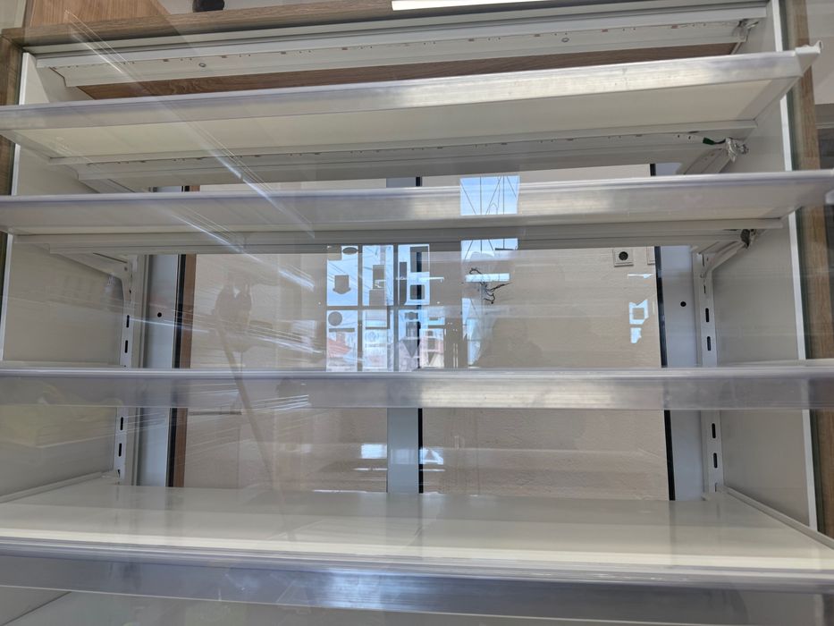 Неутрална витрина с лес осветление