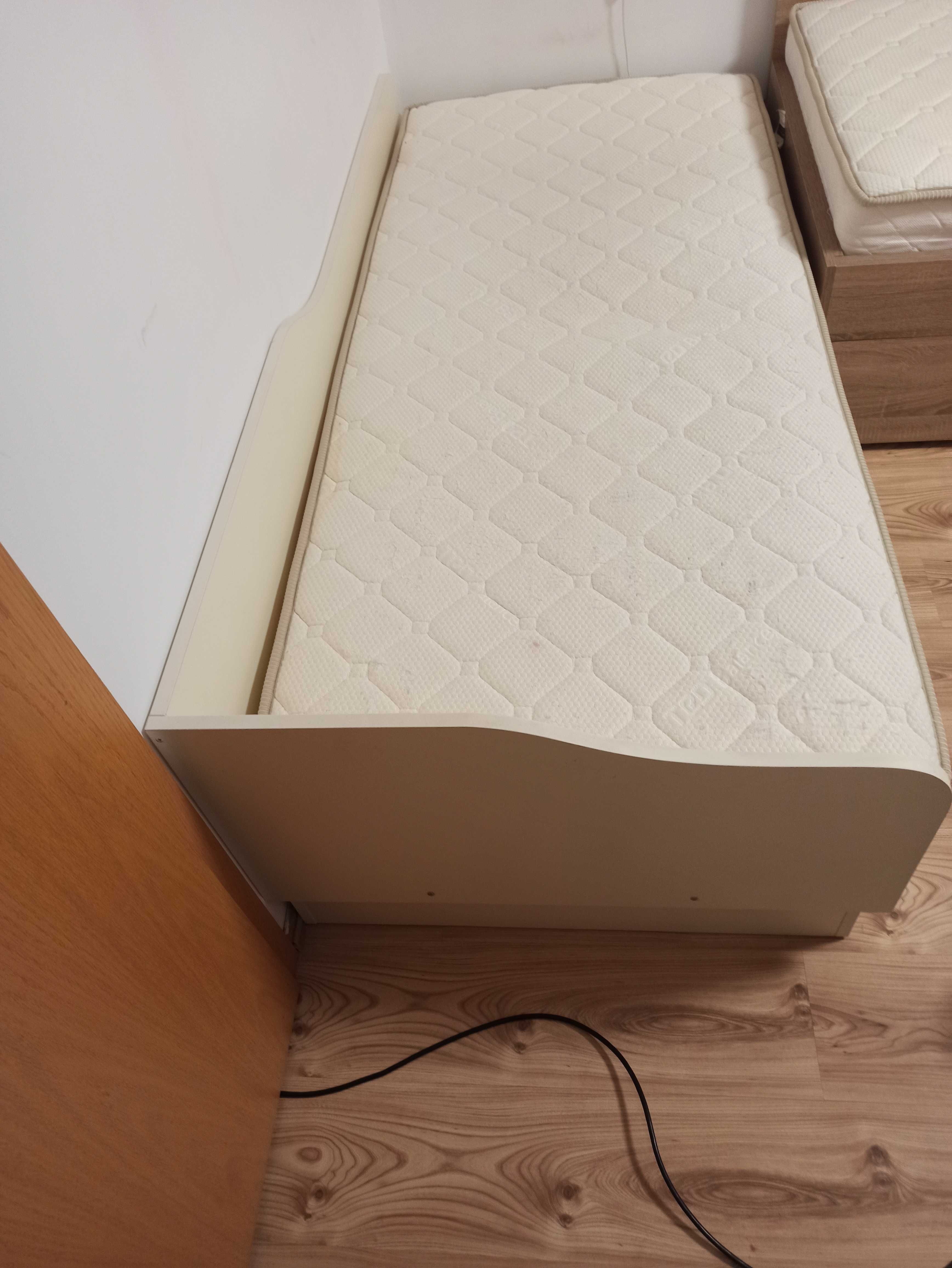Продавам единично легло с матрак 82/190