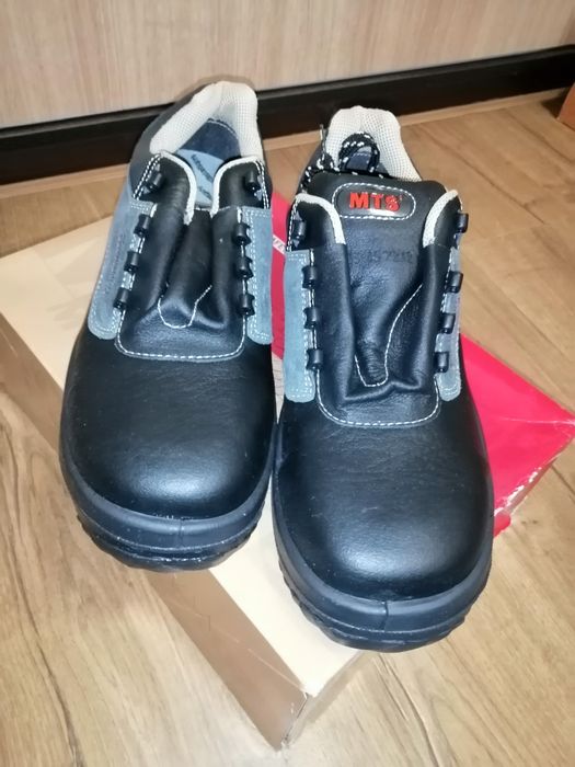 Мъжки работни обувки с метално бомбе 45 номер