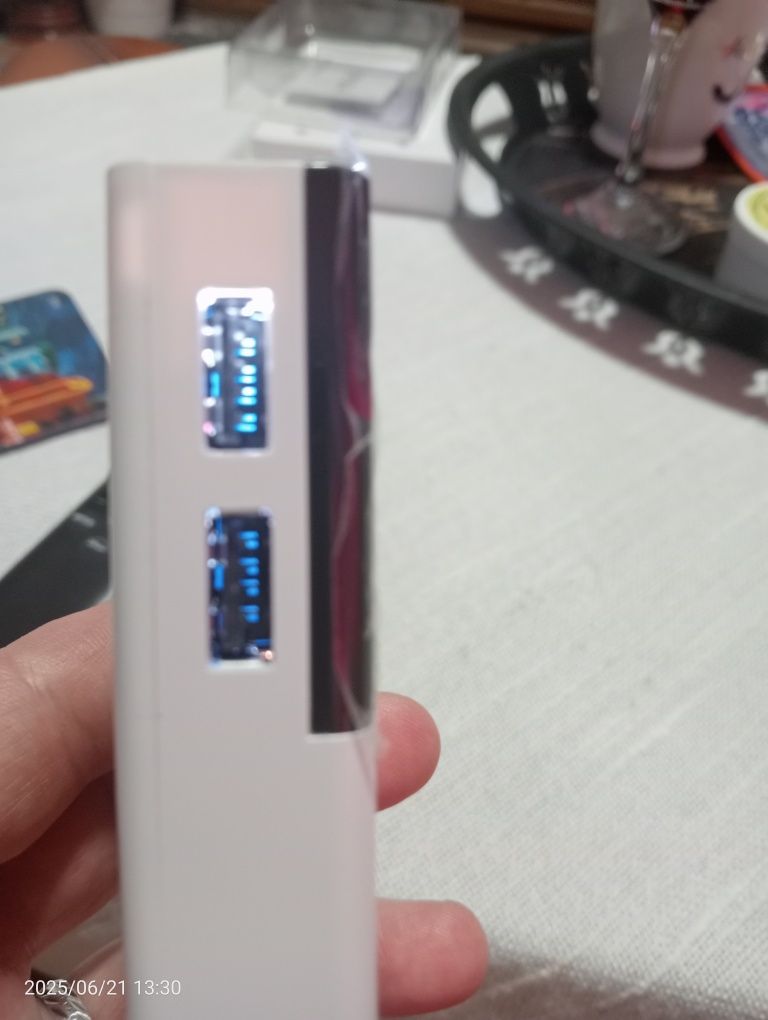 Baterie externa 20000 ,este noua ,led,2 ieșiri pentru încărcat concomi