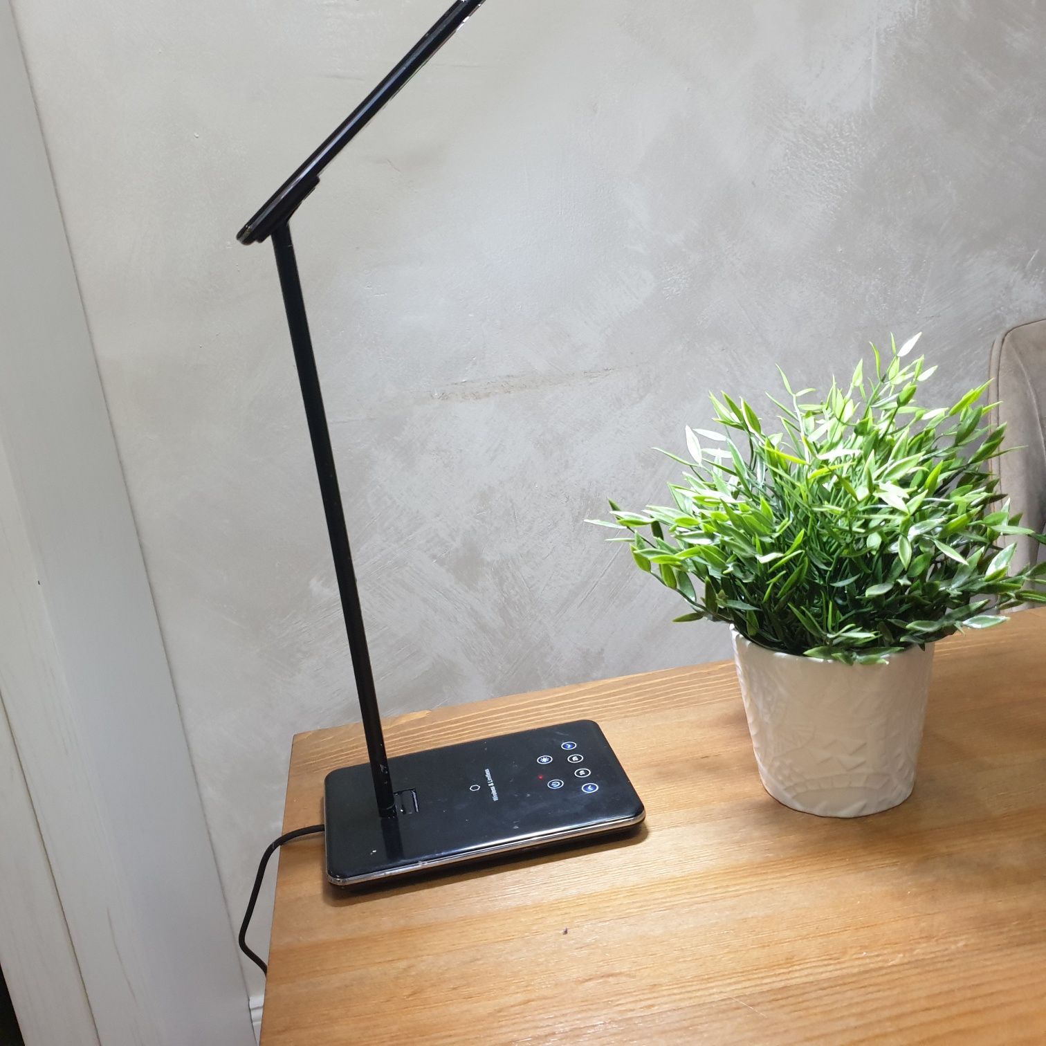 Настолна лампа с Bluetooth зареждане