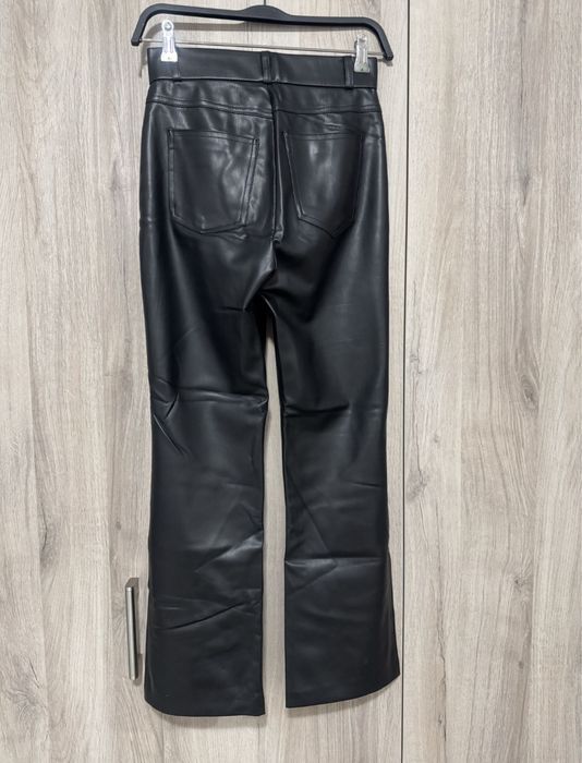 Pantaloni imitatie de piele Zara