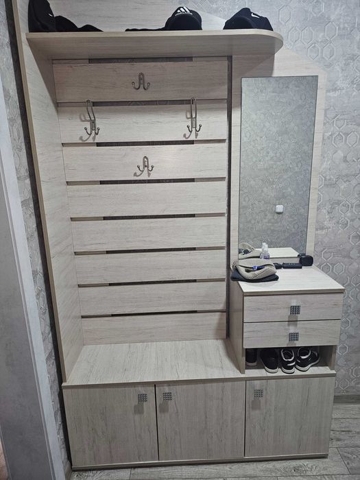 Продам прихожую с зеркалом