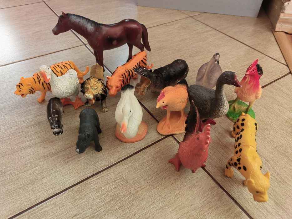 Различни видове животни детски играчки - домашни, диви, динозаври, нас