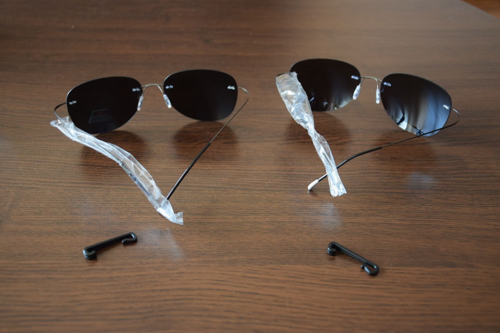 Слънчеви очила с титаниеви рамки.