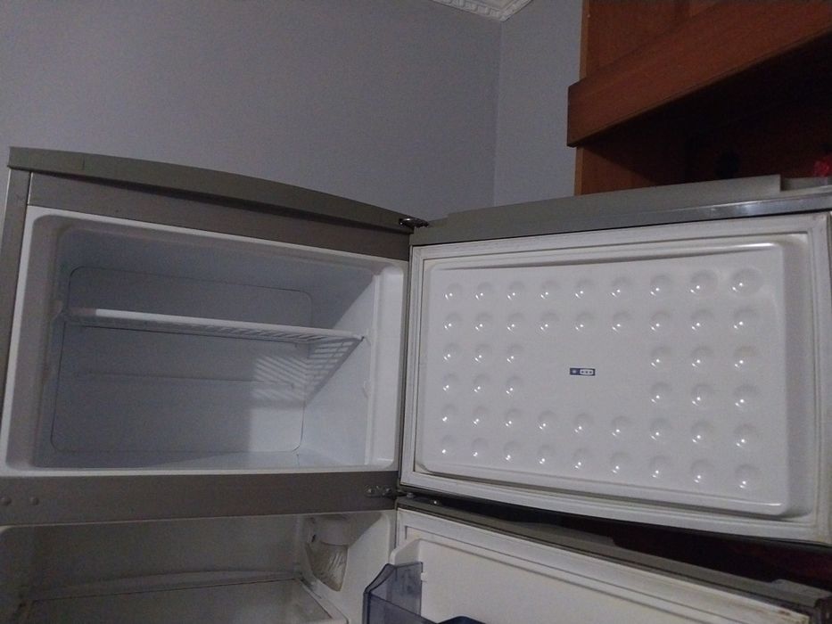 Холодильник сатылады, жагдайы жаксы ,шанхайда бакалейторг жанында орна