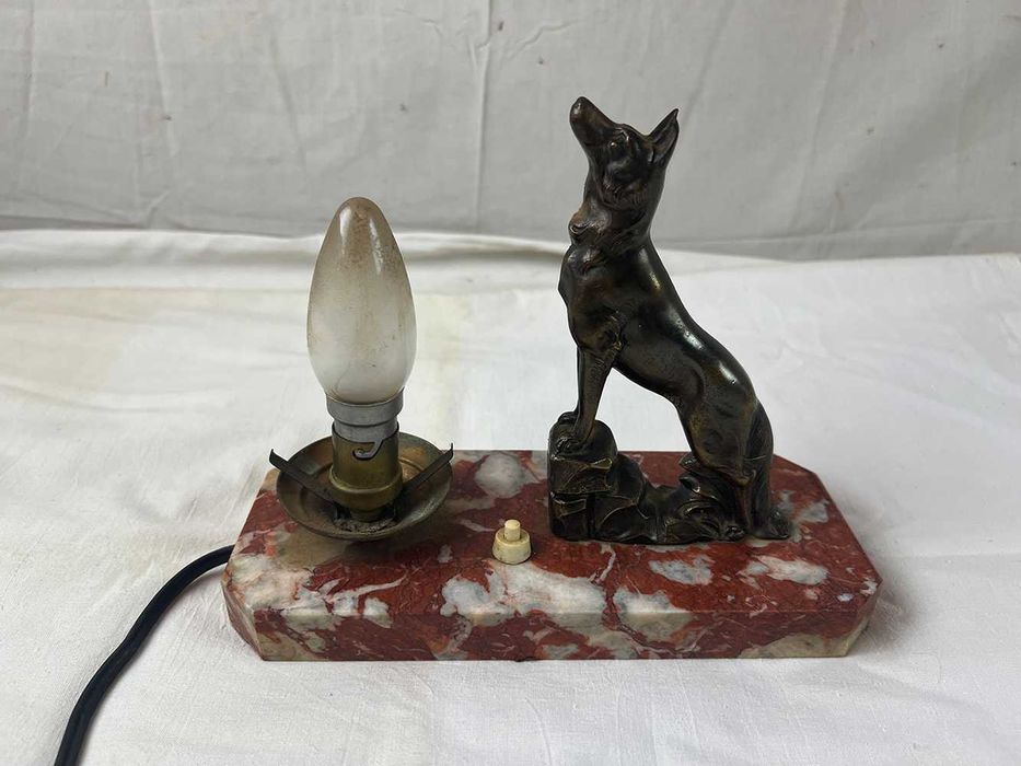 Lampa Art Deco cu caine pe placa de marmura