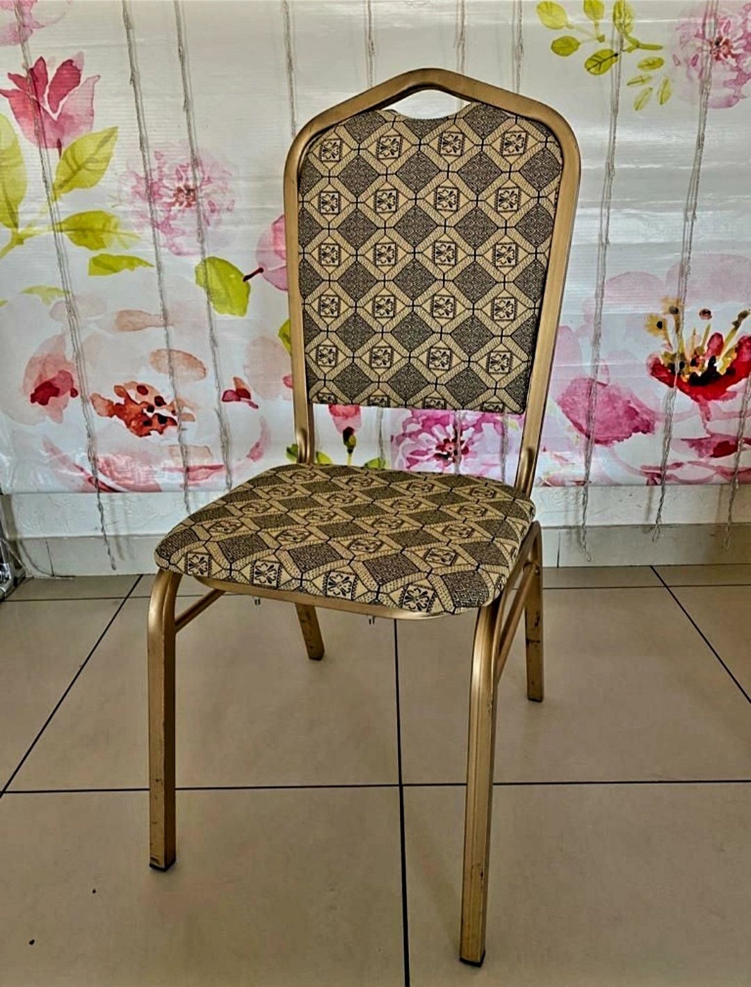 Столы круглые и стулья