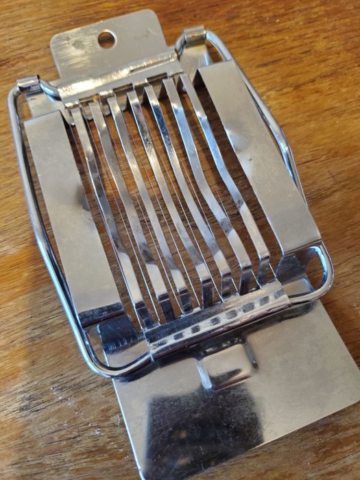 Dispozitiv de tăiat ou din inox