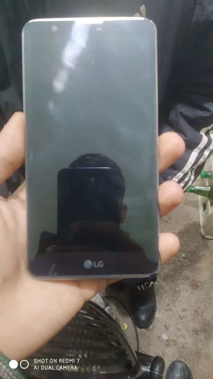 LG 16 xotira ekranda palasa tushgan