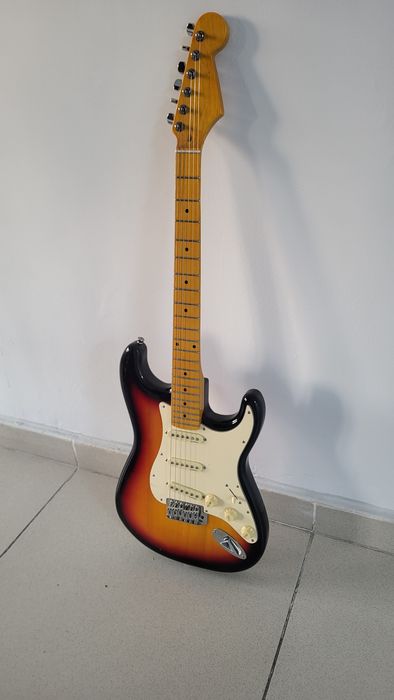 Продам электрогитару стратокастер на датчиках alnico 5