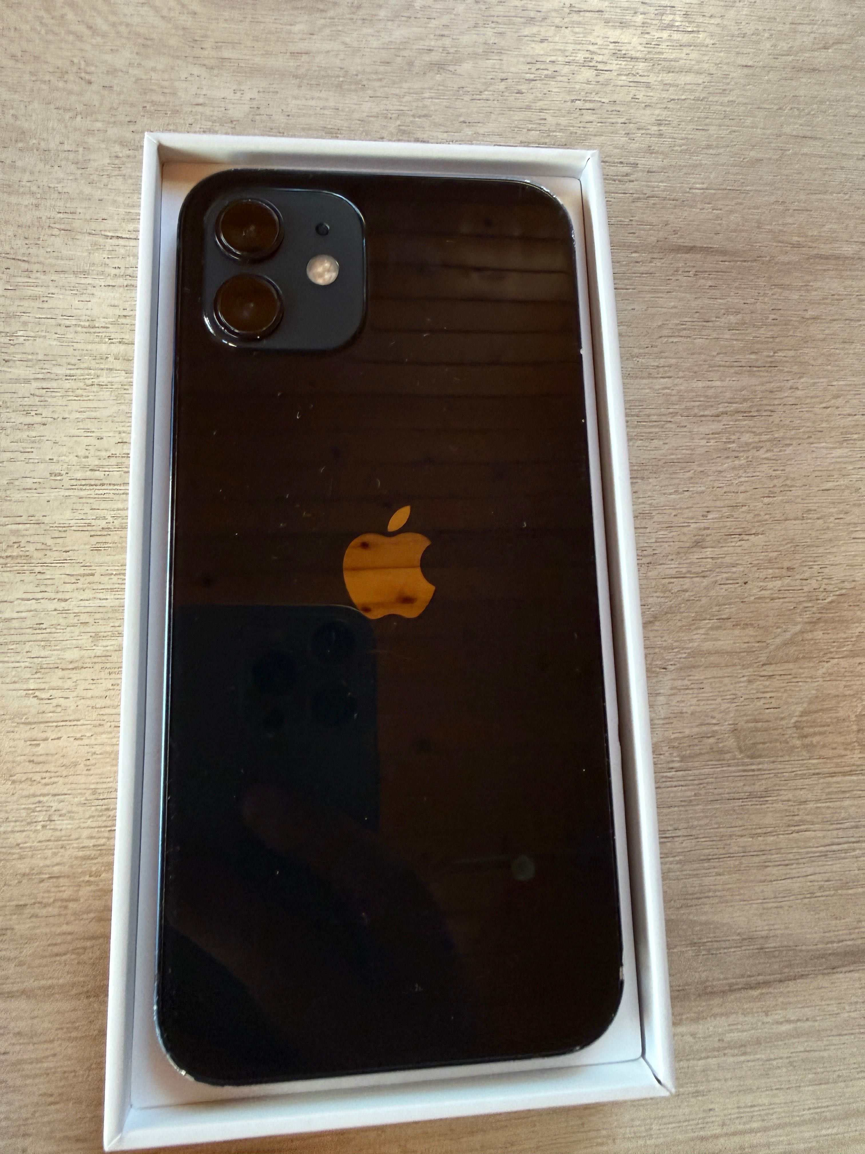 Iphone 12 следи от употреба, работи идеално 86% батерия