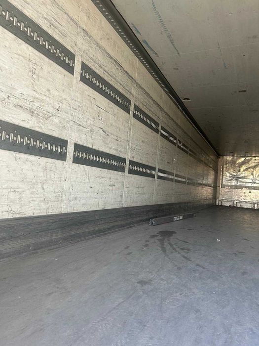 Semiremorca izoterma cu lift.