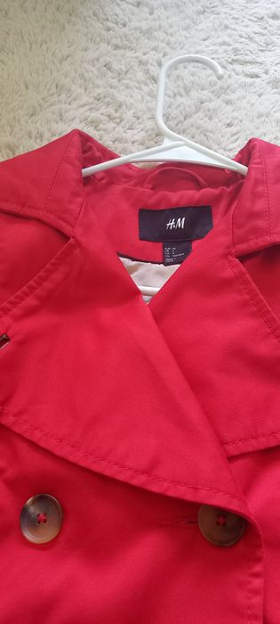 Vând  trenci mărimea 34 rosu.