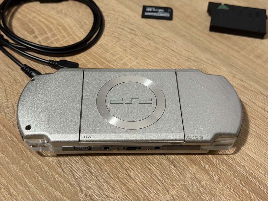 Sony PSP 2004 Silver Consola Portabila Modata cu Jocuri