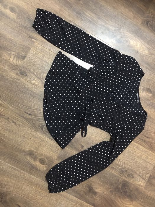 Bluza neagra cu buline albe. In state foarte buna. Nu trimit