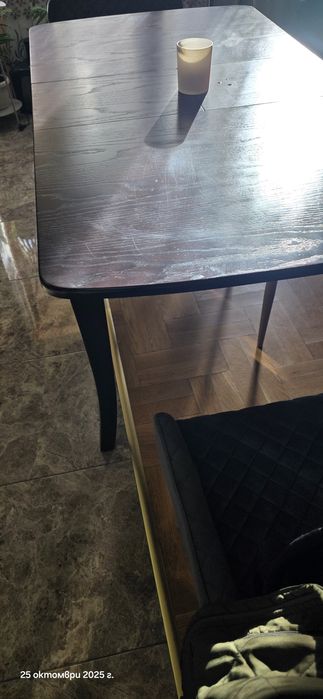 Трепезна маса за хранене