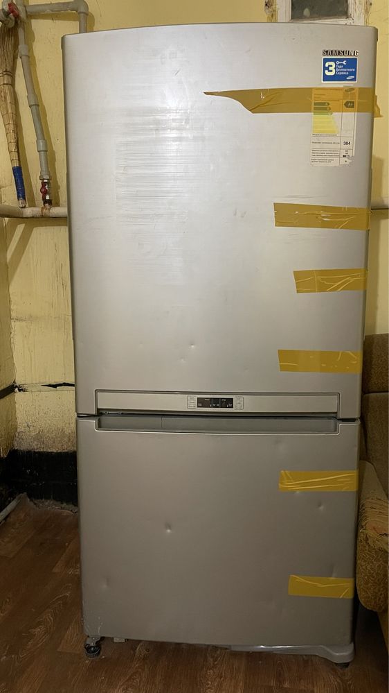 Продается большой Холодильник в не рабочем состоянии