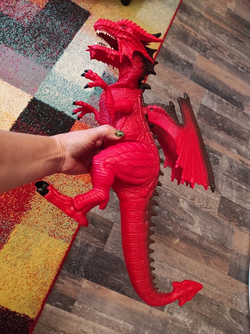 Dragon roșu mare și fioros