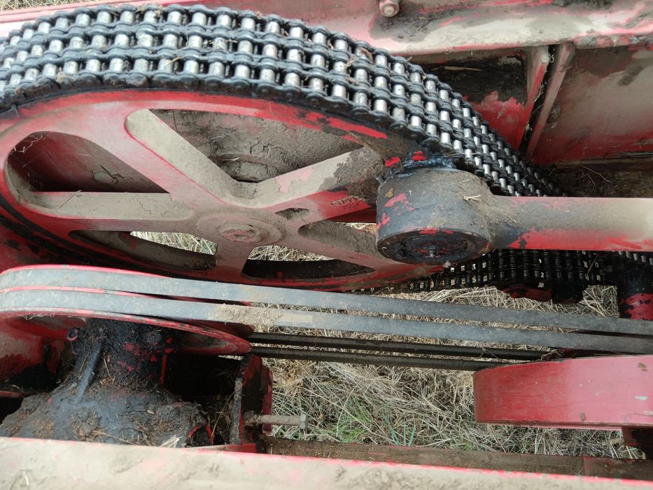 Vând o presă dreptunghiularā