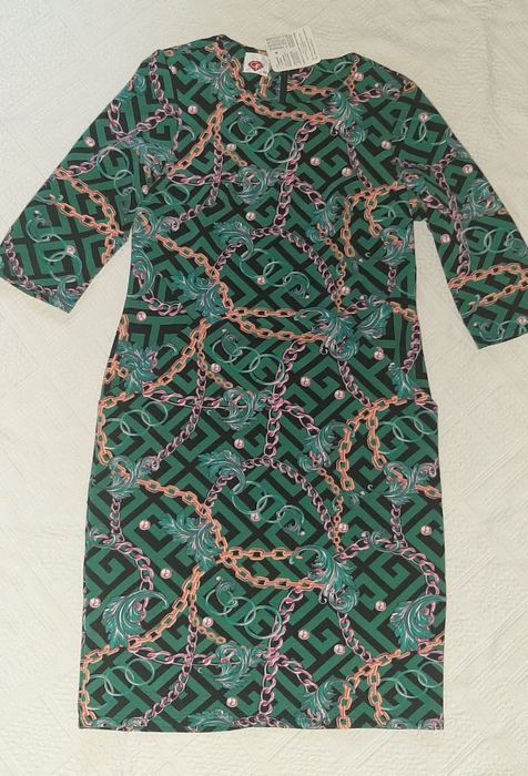Rochie noua cu eticheta marimea 46.
Dim.lg.103 cm,lat.bust 50 cm x 2,t