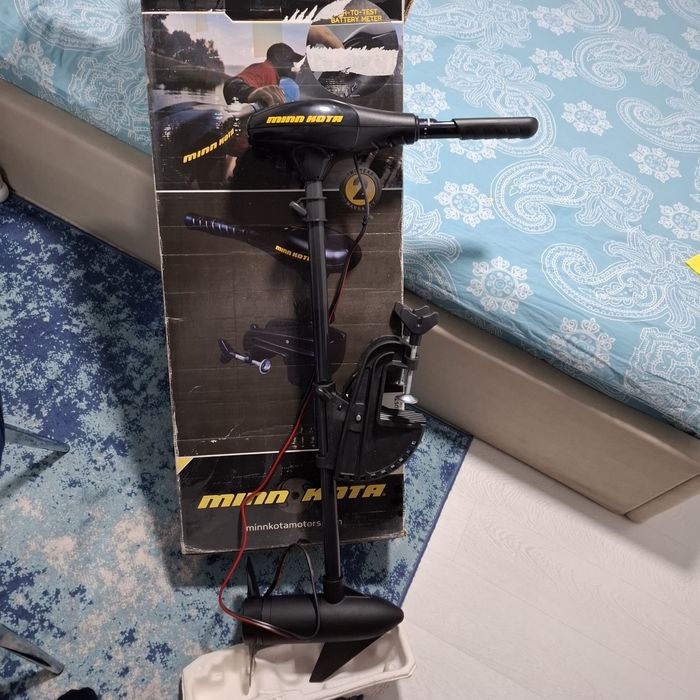 Vînd motor  barcă Minn kota Endura C2 30 LBS ,14,5 KG cu baterie