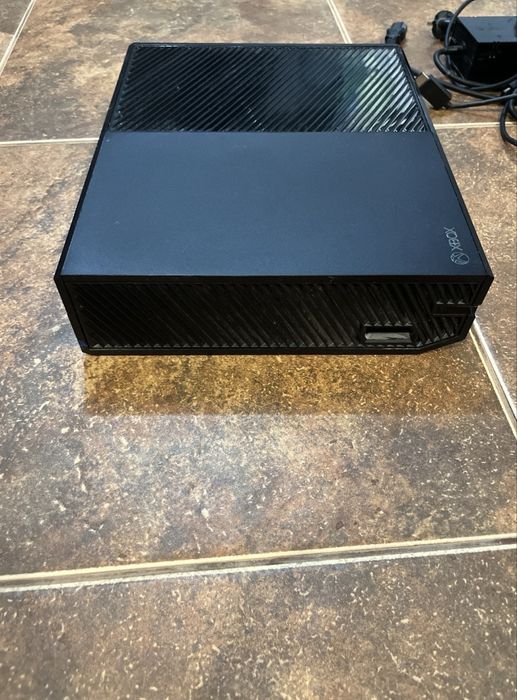 XBOX ONE 1TB+2 controller+fifa23/17/24+minecraft+gta5