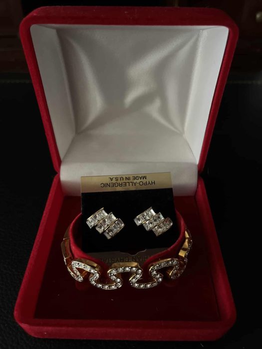 Твърда гривна “белезник” с камъни