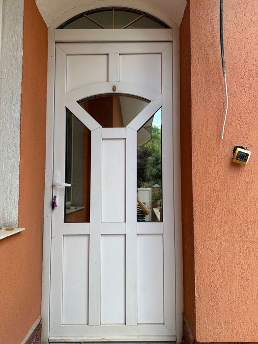 Uși termopan PVC exterior – modele elegante cu boltă