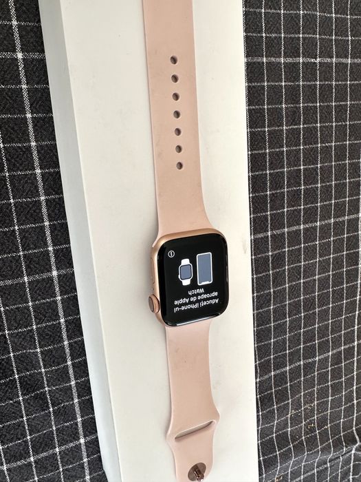 Apple Watch Series 4 (40 mm, Gold Aluminum, GPS), stare excelentă