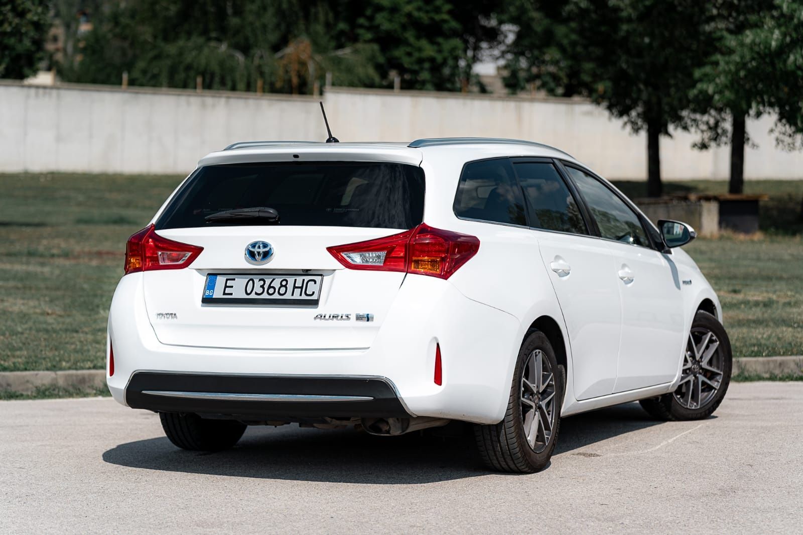 Toyota Auris 1.8 Hybrid 2015г.
