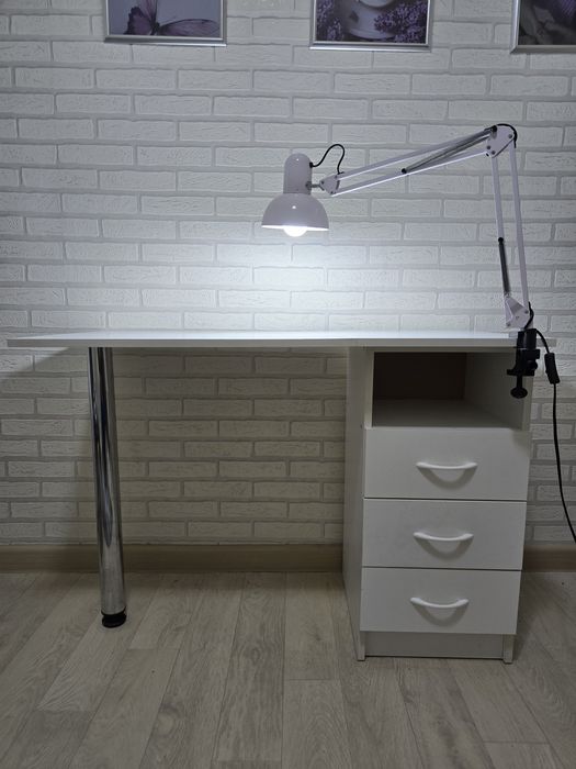 Стол для маникюра и лампа