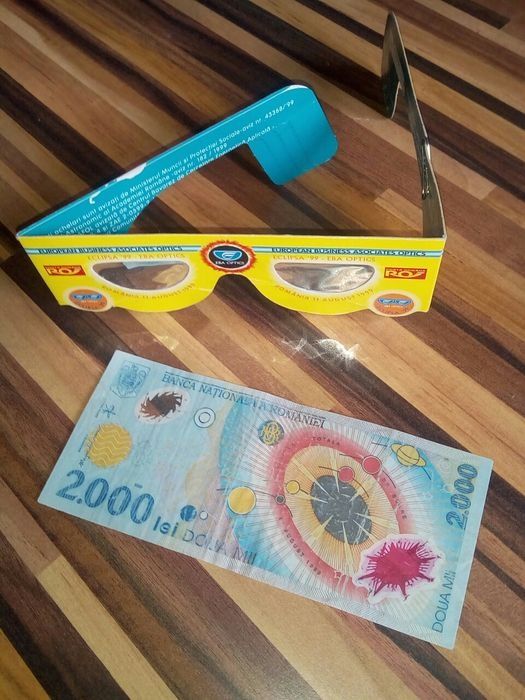 Vând bancnota de 2000 lei și ochelari Eclipsa de Soare Romania 1999