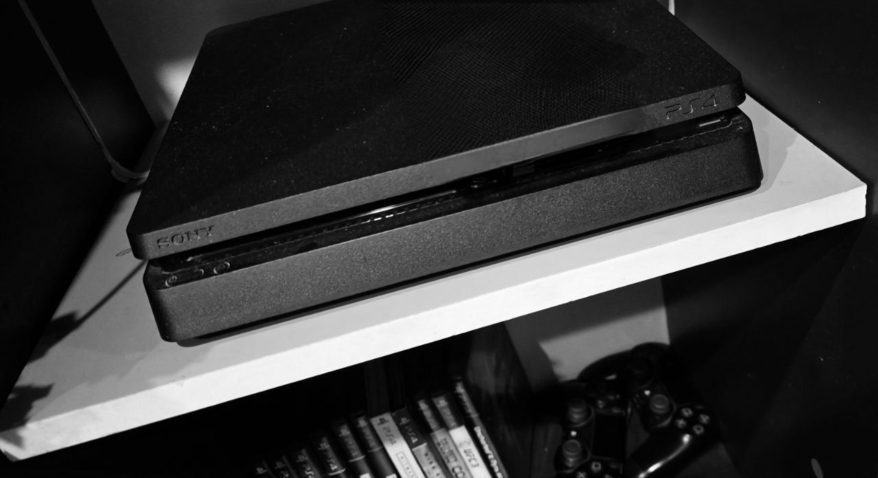 Продается PlayStation 4 в отличном состоянии