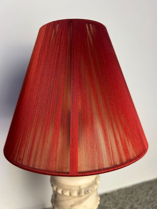 Lampa vintage din alabastru cu abajur rosu