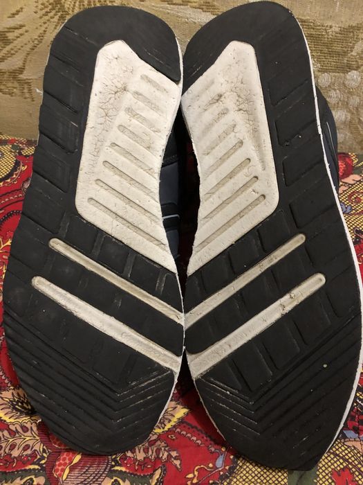 Продаются кроссовки.