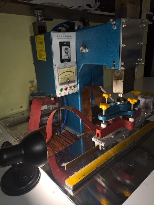 Изображение демонстрирует высокочастотный сварочный аппарат (ВЧ-сварка