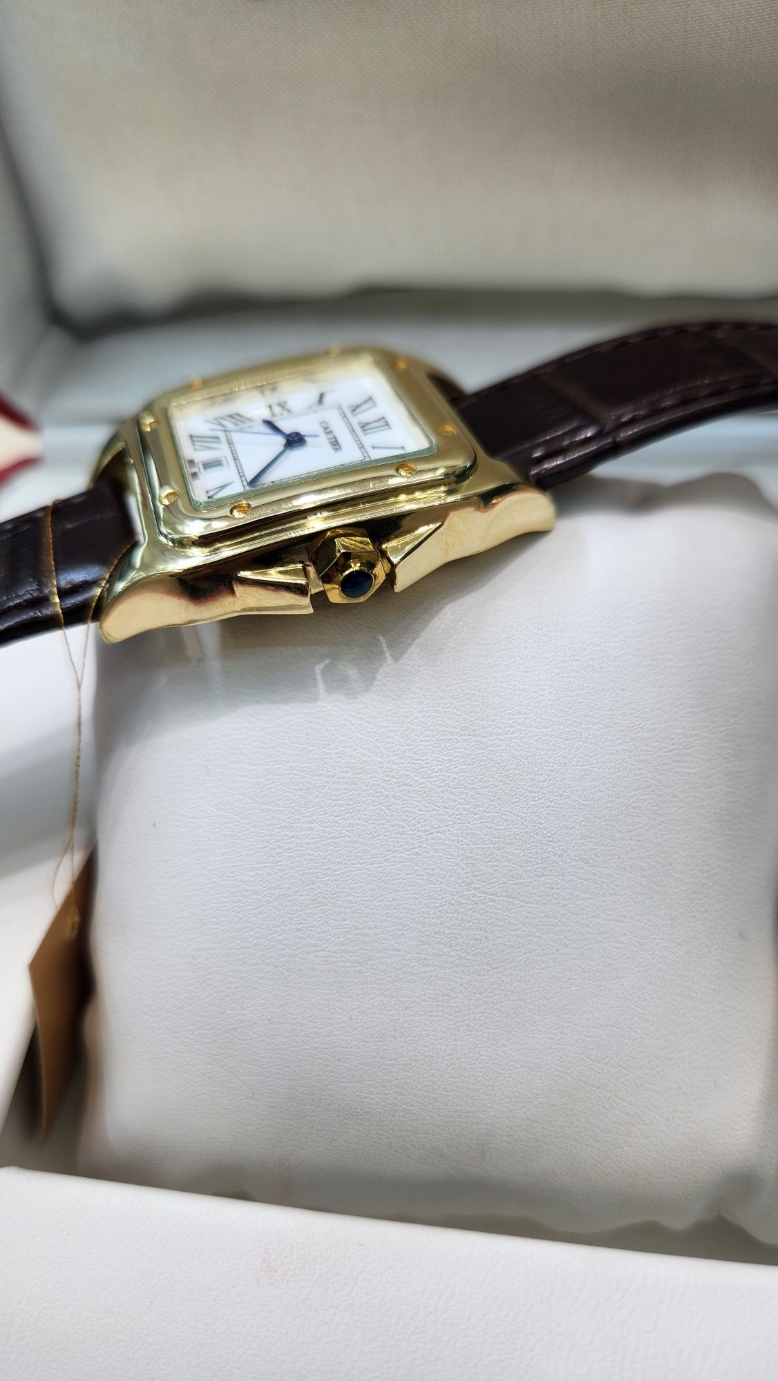 Золотые часы Cartier.