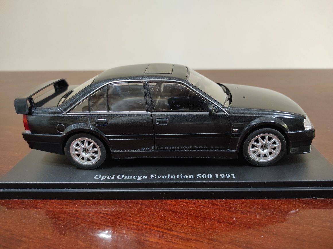 Machetă Opel Omega 1/24, nouă în cutie.