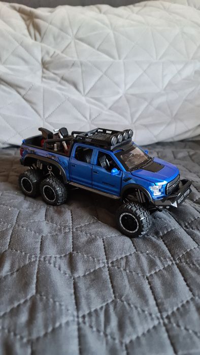 Умален колекционерски модел на Ford F150 Raptor 1:24 изцяло метална