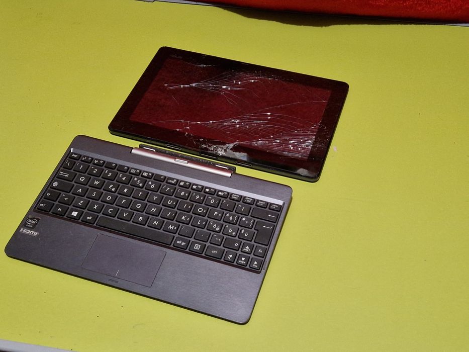 Laptop 2 in 1 - tableta cu display fisurat