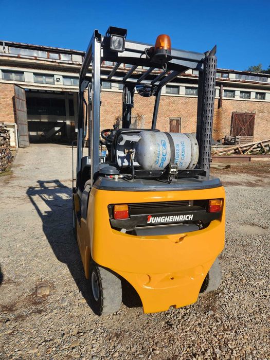 Stivuitor Jungheinrich, an 2015, ridica 1.6 tone la inaltime 3.3 metri