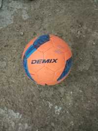 Продам футбольный мяч demix