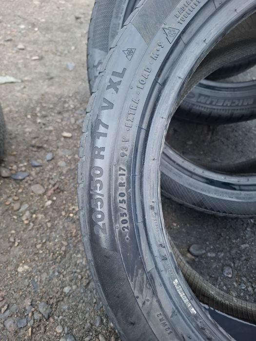 Vand 2 anvelope 205 50 17 continental de iarna