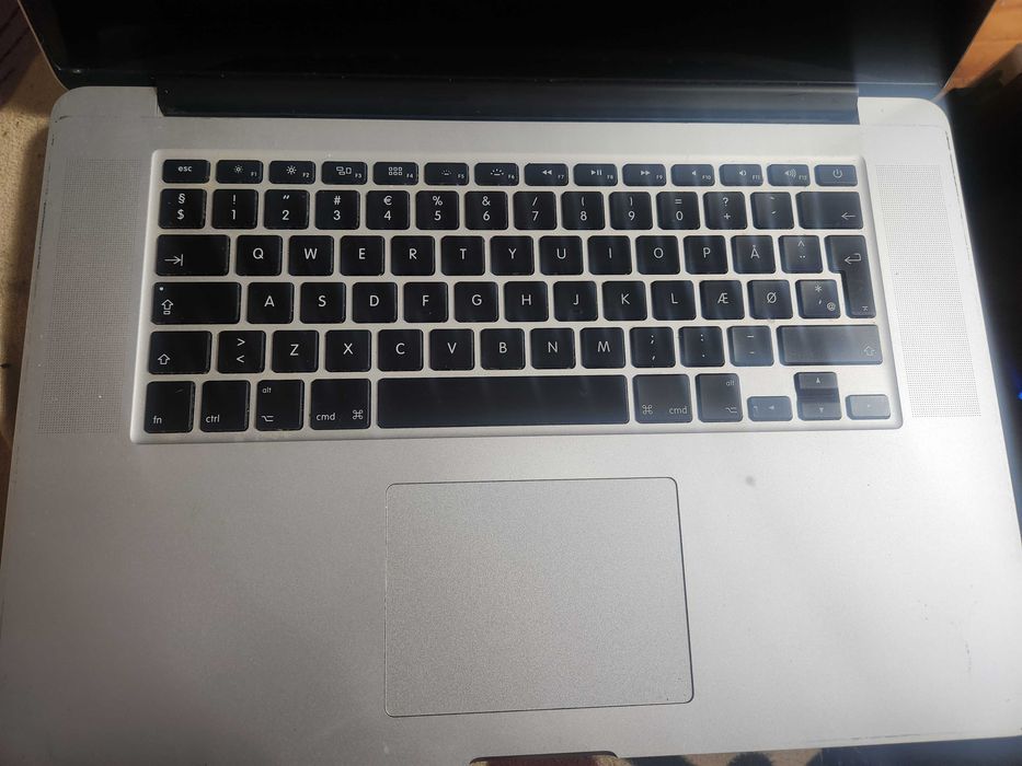 MacBook Pro – i7/16GB,256GB Display 2K QLED, bat 4h, tst iluminata