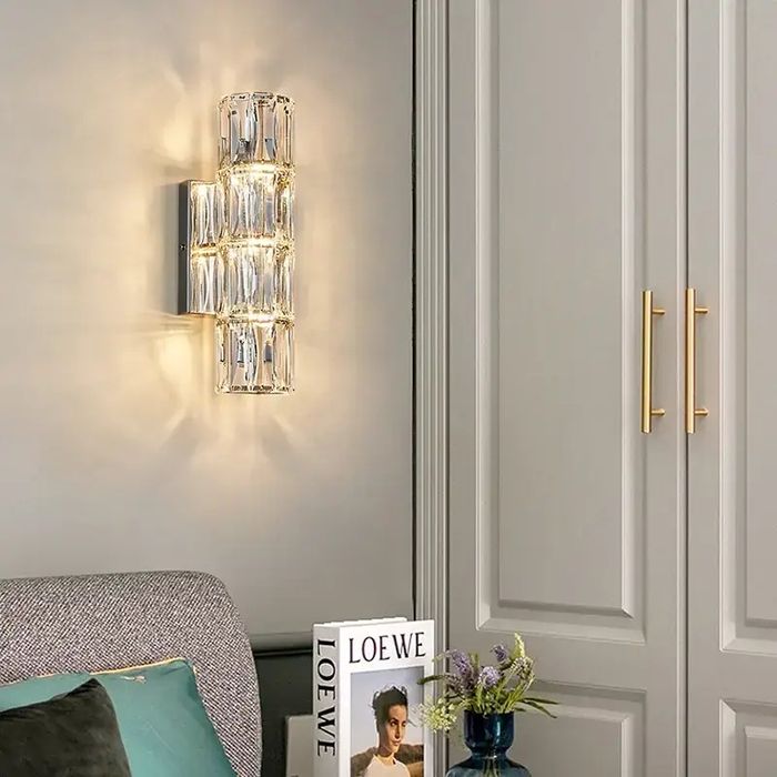 Aplică de perete / lustră verticală cu design luxos, iluminare LED
