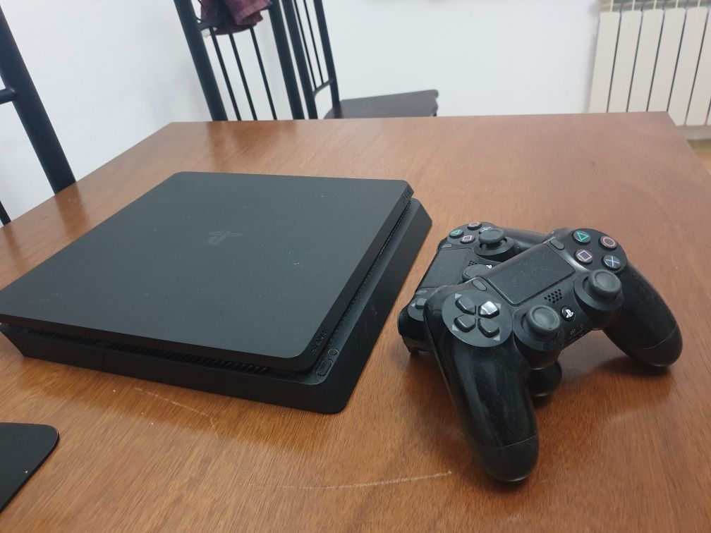 Playstation 4,в комплекте джойстики